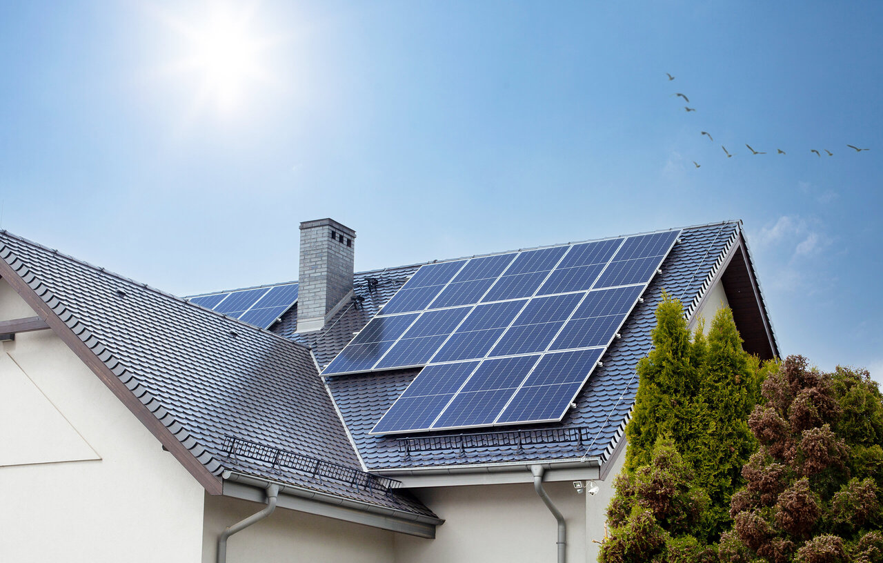 photovoltaik-solar-pv-anlage-strom-energie-speicher-haus-green-energy-wallbox-wechselrichter-dach