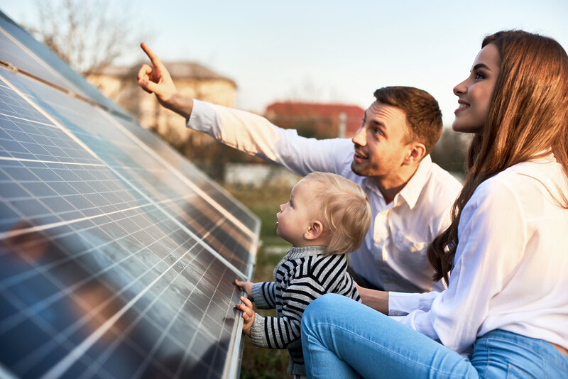 photovoltaik-solar-pv-anlage-strom-regenerativ-energie-speicher-haus-familie-kinder-nachhaltigkeit